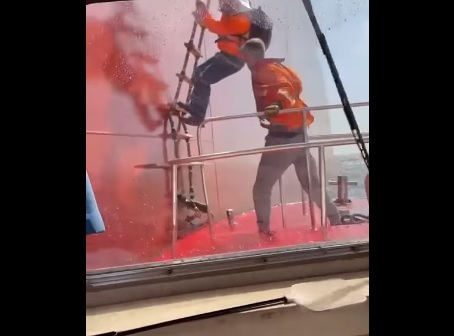 Cum reuşesc piloţii unei nave să coboare pe scara de pisică, înfruntând marea agitată