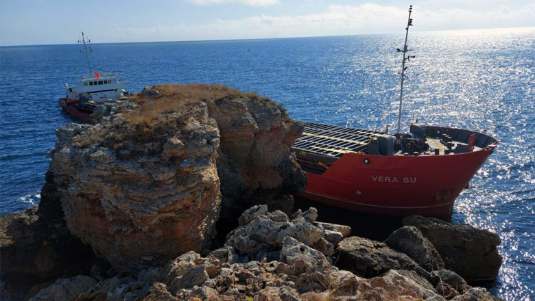 Pericol de dezastru ecologic în Marea Neagră. O navă cu îngrășământ a eșuat pe coasta bulgară, zona Kaliakra