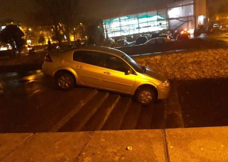 Dubla doi: Alt șofer "priceput" cu mașina pe SCĂRILE din zona Gravity Park