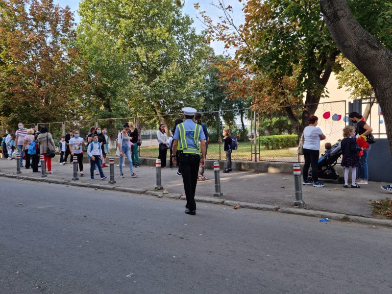 Poliţiştii constănțeni, alături de elevi la începutul noului an şcolar