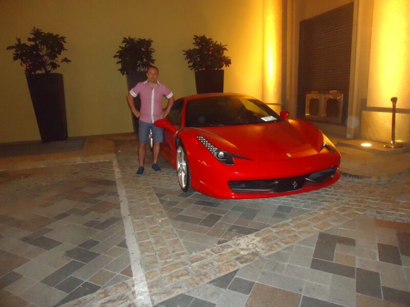 Fost şef ANAF, jefuit de 500.000 de euro în timp ce era în vacanţă. Povestea bugetarului cu Ferrari