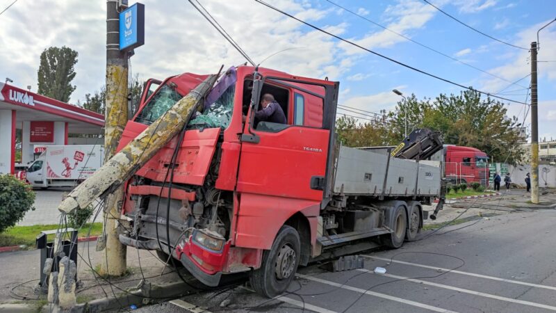 Un camion a intrat într-un stâlp pe bulevardul Aurel Vlaicu