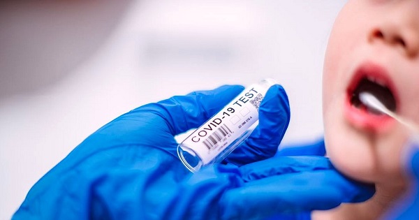 TESTE cu SALIVĂ pentru elevi, varianta Guvernului pentru a ține școlile DESCHISE și după 6 la mie