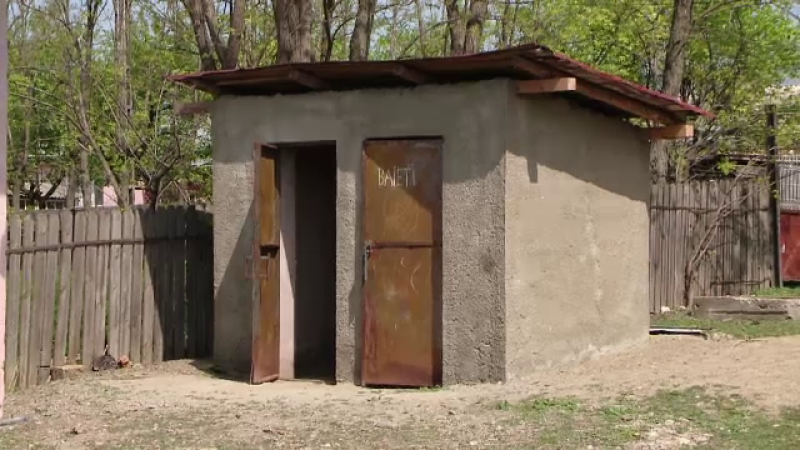 Peste 200 de școli au ÎNCĂ toalete în curte. Ce planuri are Ministrul Educaţiei