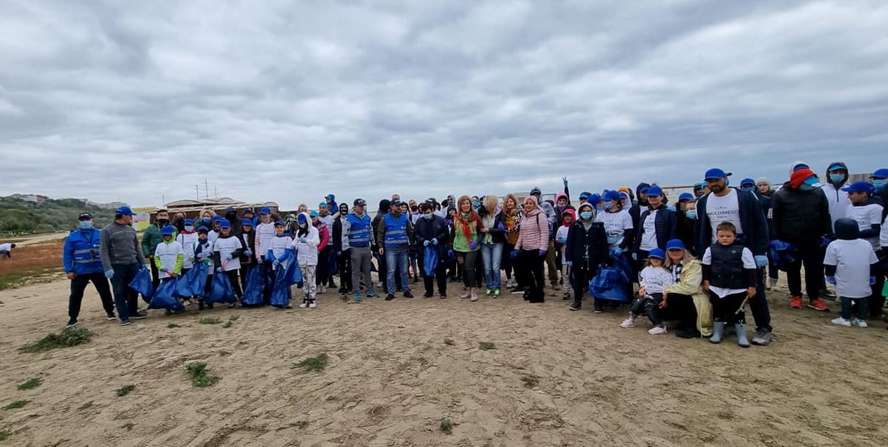 (GALERIE FOTO) Alături de Asociația Constanța ReStart, sute de constănțeni au participat la acțiunea de ecologizare a plajei Modern