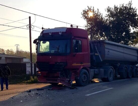 Un tir a intrat intr-un microbuz parcat, în Valu lui Traian