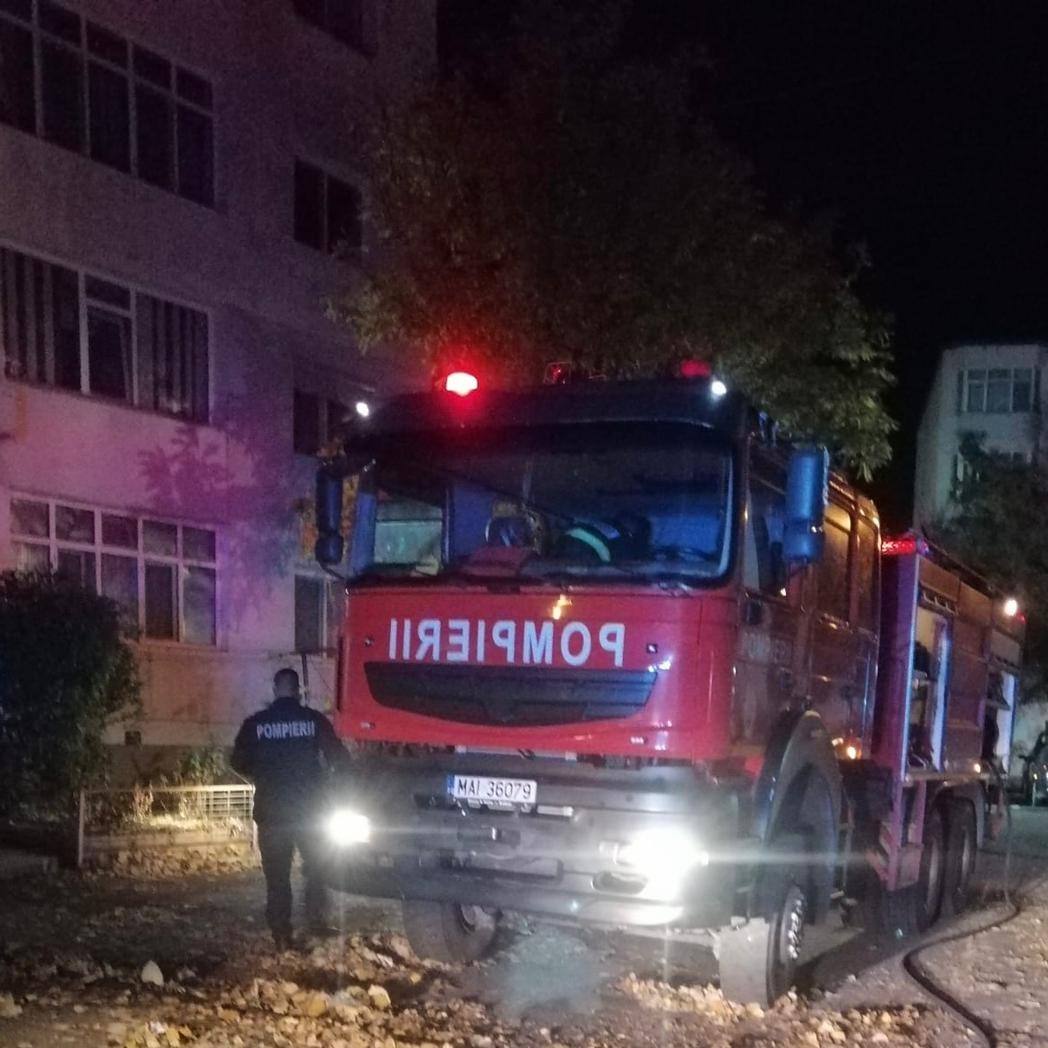 O tânără a SĂRIT de la etajul 4 al locuinței din Tulcea după ce apartamentul a luat foc. Alte 2 persoane, intoxicate cu fum