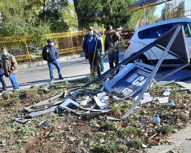 Un pieton a fost la un pas de moarte: O mașină a lovit un panou care a căzut peste bărbat
