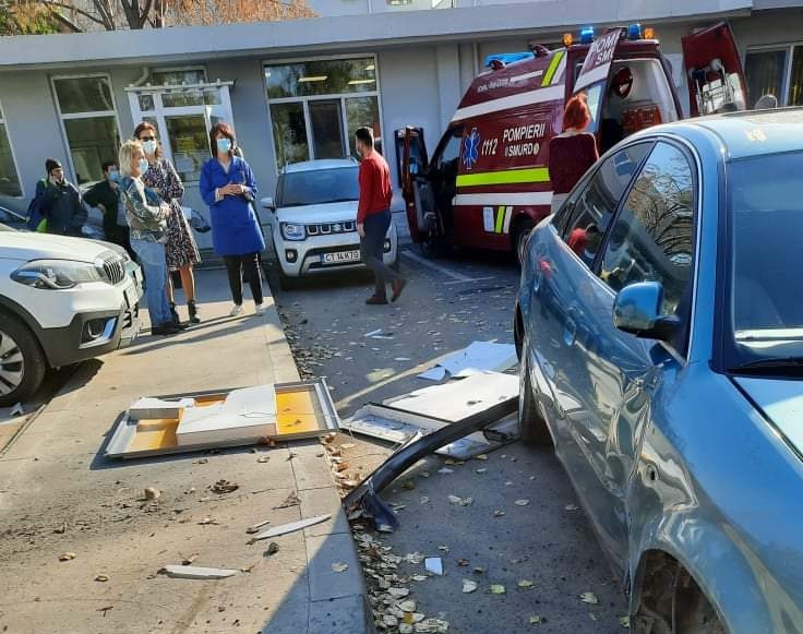 Șoferul care a lovit cu mașina panoul publicitar ce a căzut peste un bărbat NU avea permis