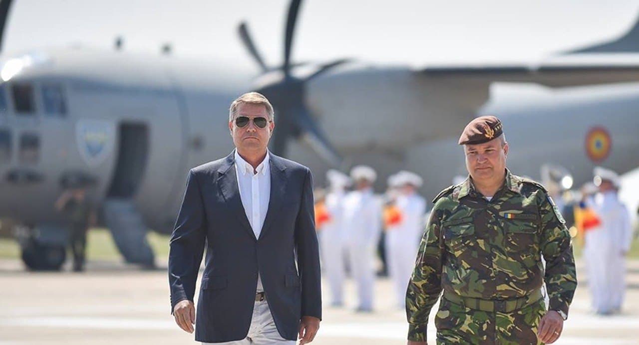 Studiu: Klaus Iohannis conduce cu Armata și Serviciile, ceea ce erodează democrația din România