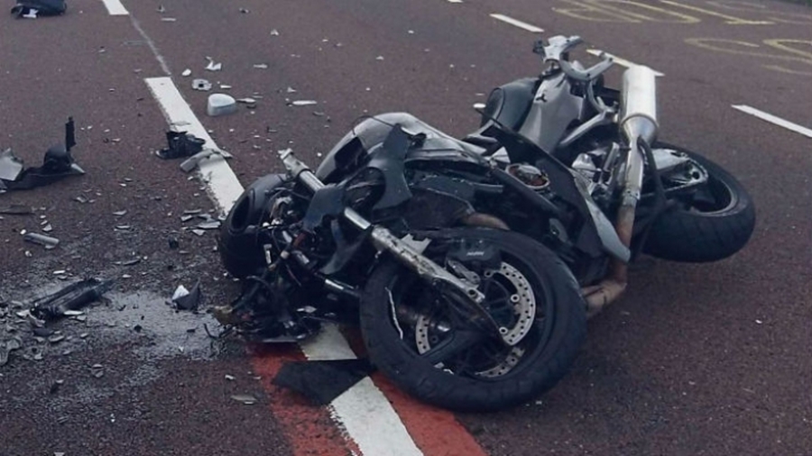 Accident rutier între un autoturism și o motocicletă la intrare în Lumina