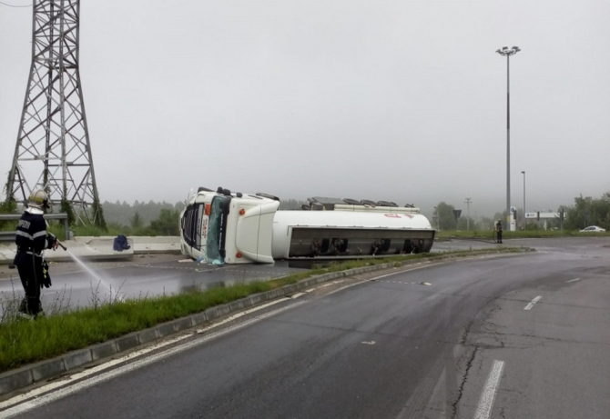 O cisternă s-a răsturnat în apropiere de Hârșova