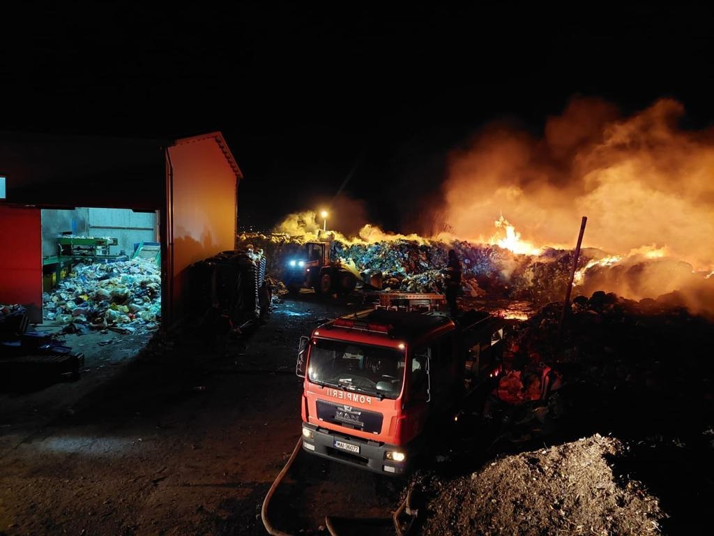 INCENDIU de proporții la un depozit de DEȘEURI RECICLABILE din Măcin