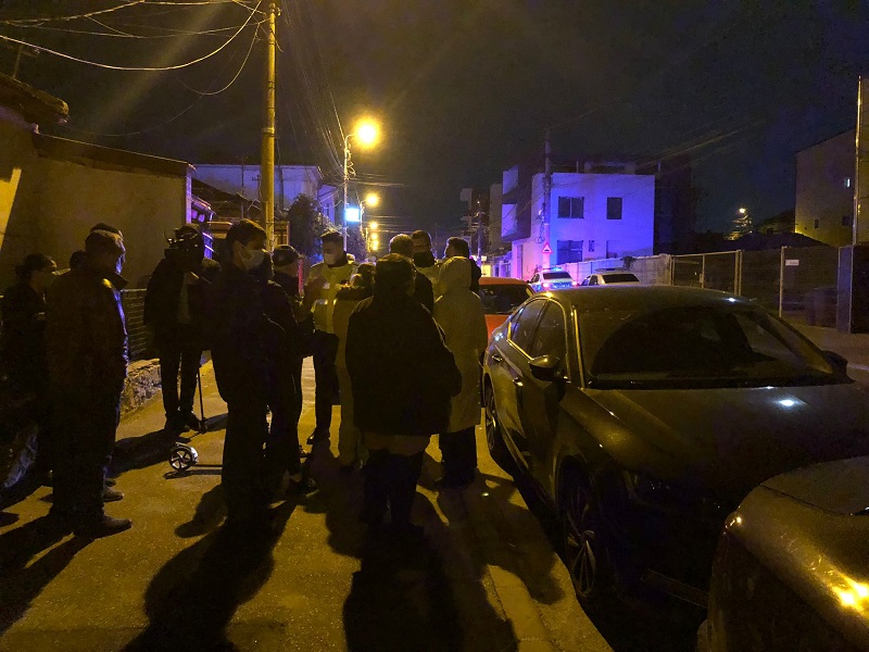 PROTEST al localnicilor de pe strada Zorelelor din Constanța: Și-au lăsat mașinile în STRADĂ