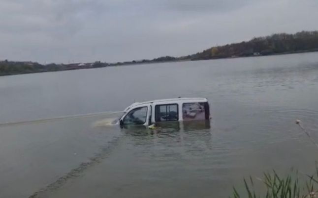 Un pescar s-a SALVAT la limită, după ce și-a scufundat din neatenție mașină într-un LAC
