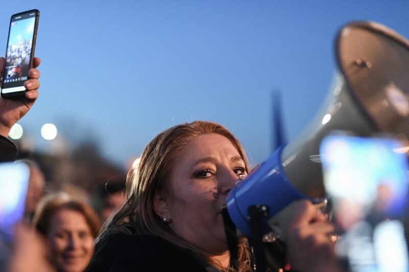 Diana Șoșoacă AMENINȚĂ cu PROTESTE pentru situația profesoarei care sfătuia elevii să NU se vaccineze