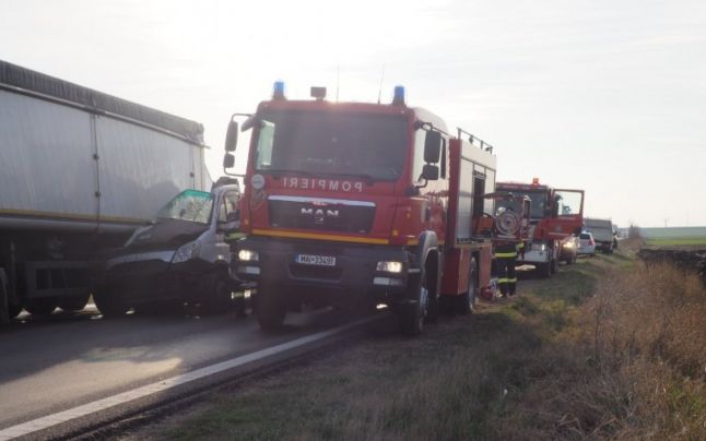 CAZ ȘOCANT: Un bărbat a MURIT după ce mașina în care se afla a fost strivită de doi șoferi de TIR