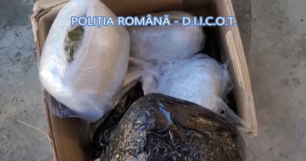 10 kg de DROGURI ascunse printre cafea și mâncare, trimise într-un colet, din Spania