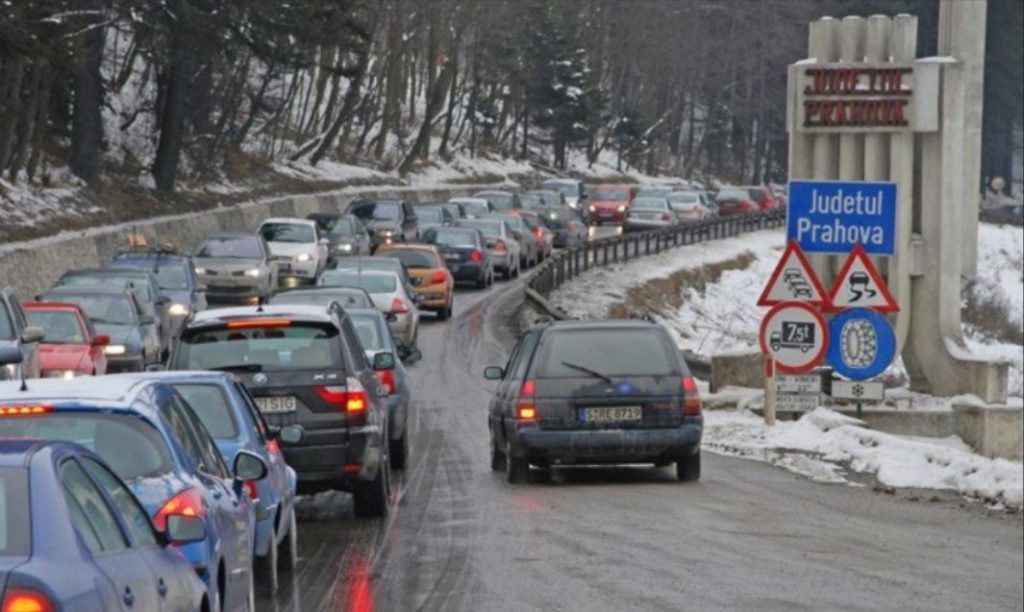 Românii iau cu asalt staţiunile montane. Coloane de maşini pe DN 1 la începutul minivacanței