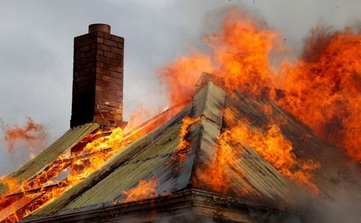 Arde acoperișul unui depozit de cherestea din Valu lui Traian