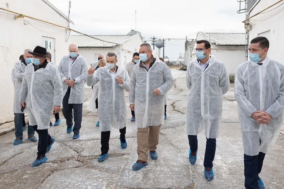 Premierul Ciucă, vizită la o fermă de pui și la o fabrică de nutrețuri. Peste 100 de milioane de euro investiți în cele două unități de producție românești