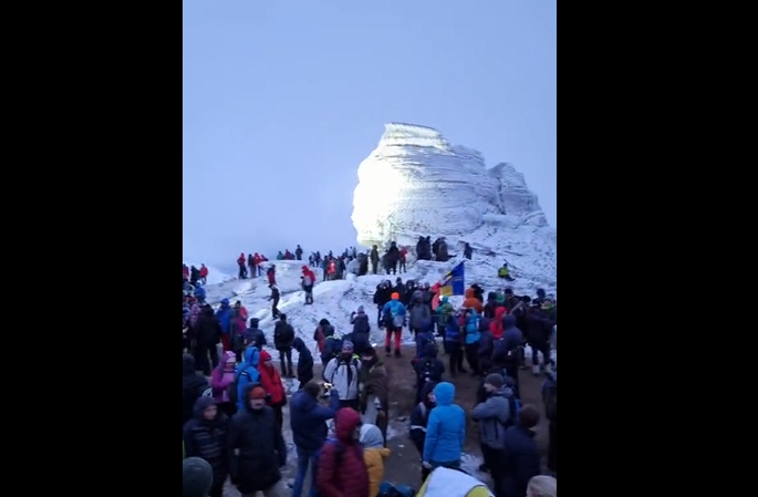 Peste 4.000 de turiști, în Bucegi, de Ziua Sfinxului. Salvamontiștii: "Se strică vremea"