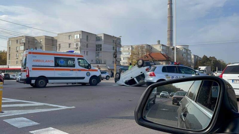 Accident în sensul giratoriu de la Anda: O mașină s-a RĂSTURNAT
