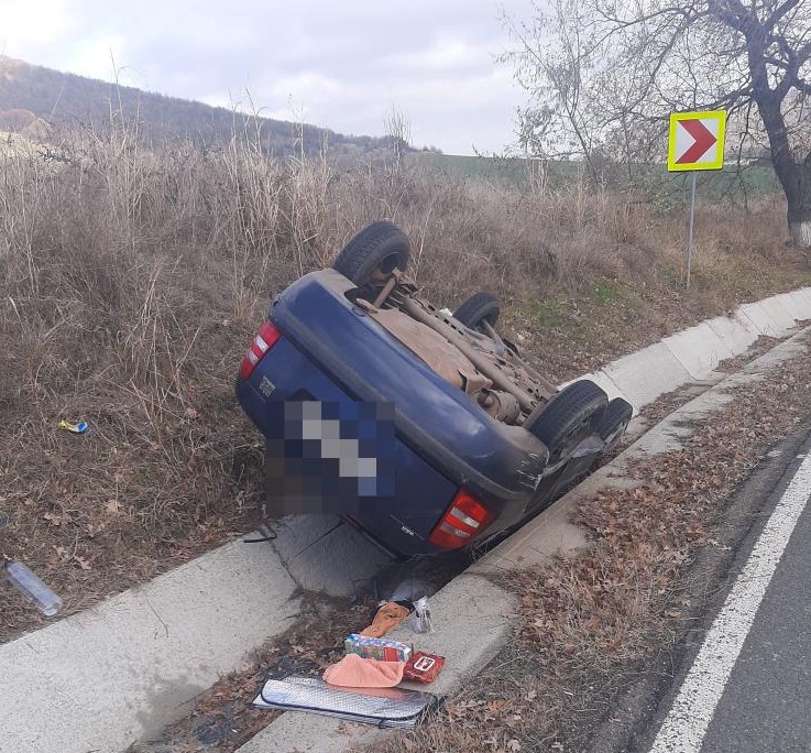 Patru persoane rănite după ce o mașină s-a răsturnat pe un drum din județul Tulcea