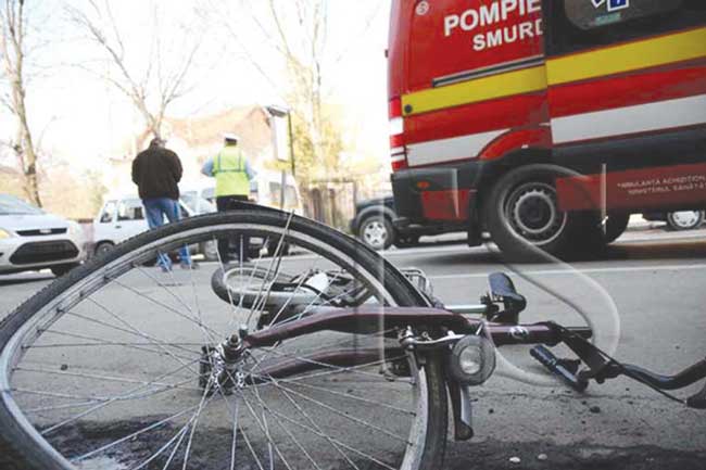Un biciclist a fost lovit de o mașină în intersecția de la intrarea în Costinești