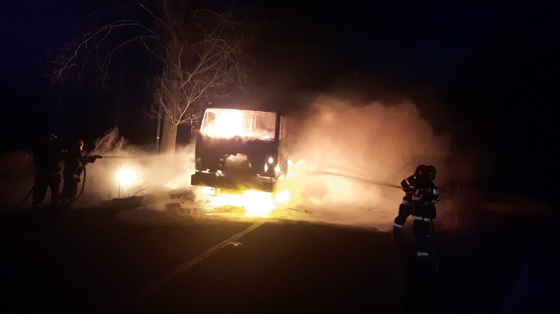 Un autocamion încărcat cu furaje s-a făcut scrum pe un drum din județul Tulcea