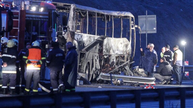 Tragedie în Bulgaria: Cel puțin 46 de persoane, printre care și copii, au MURIT într-un autocar care a luat FOC pe o autostradă