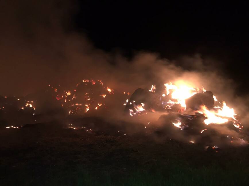 Incendiu la ieșire din Cuza Vodă. Arde o șiră de paie. Există pericol de extindere