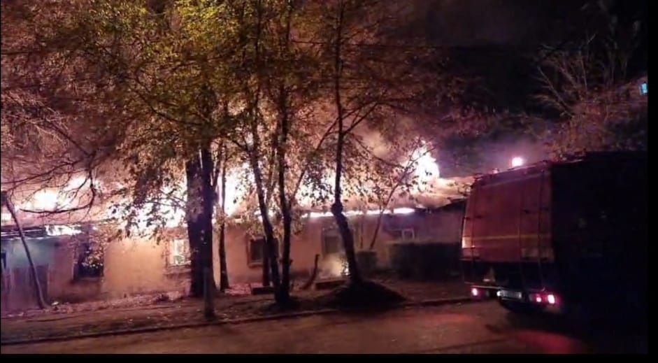 (Video) Incendiu puternic la o casă din Eforie Nord