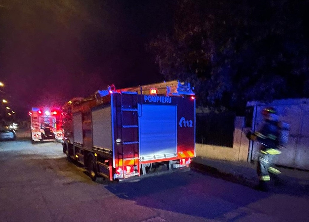 Arde o casă în comuna Pecineaga