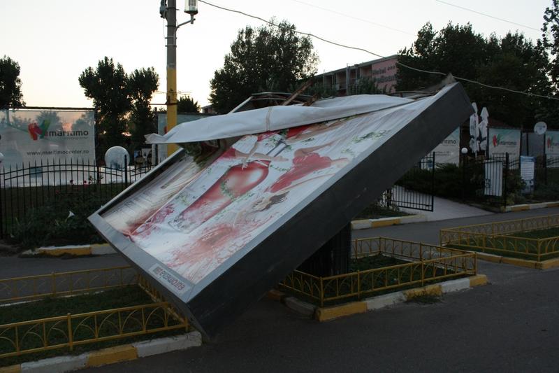 Fără panouri publicitare în curbe și în intersecții. Legea a fost adoptată de deputați