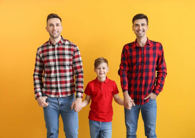 OFICIAL! Primul cuplu de HOMOSEXUALI care a ADOPTAT un copil în România