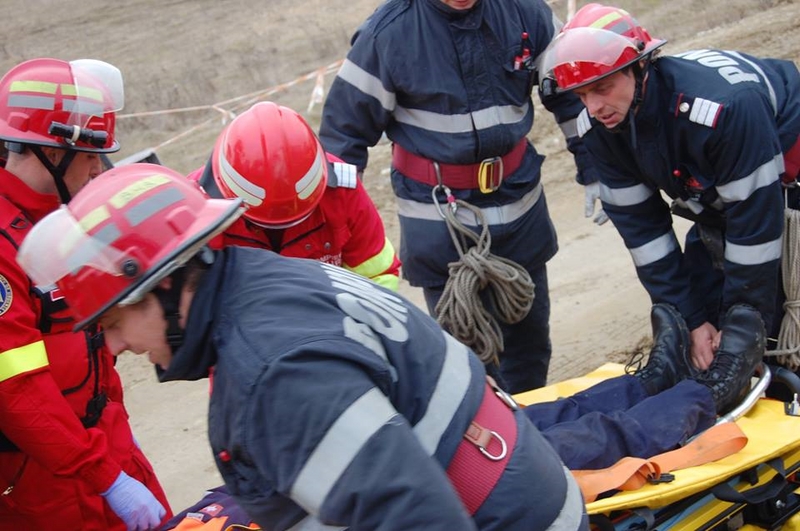 Accident de muncă la SC STEFAN BUILDING AOP SRL: Un panou de lemn a căzut peste un muncitor