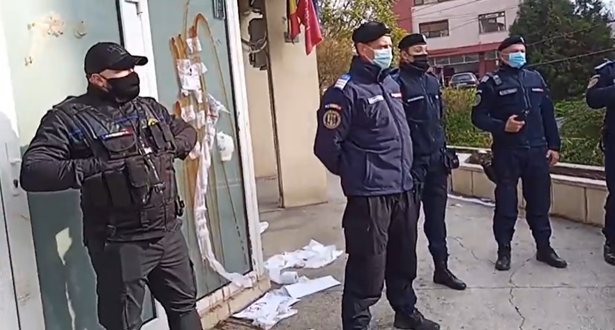 Scandal și ACTE DE VANDALISM la sediul PSD Constanța. Două persoane au fost amendate