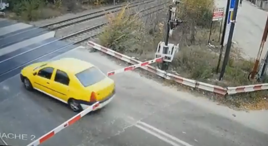 (Video) Un şofer inconştient forţează BARIERA la trecerea de cale ferată