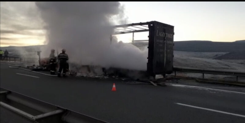 Incendiu pe AUTOSTRADĂ: Un TIR s-a făcut scrum, în ciuda intervenției pompierilor