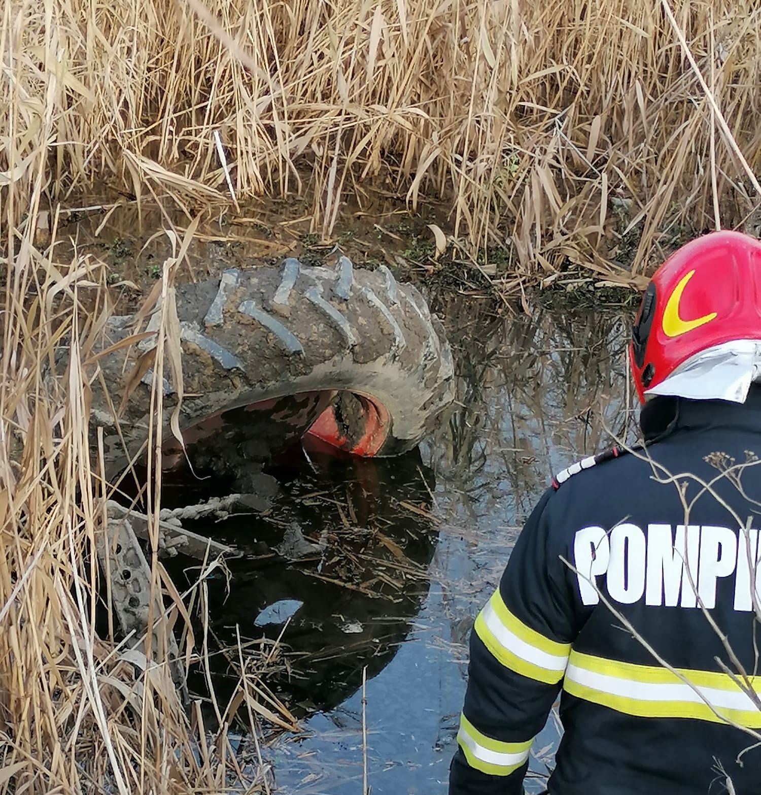 Șoferul unui tractor, găsit decedat după ce s-a răsturnat într-un canal de apă, în județul Tulcea
