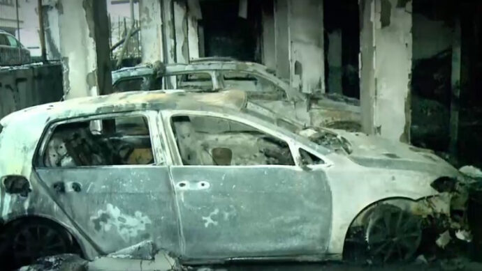 (VIDEO) Imagini dramatice de la locul INCENDIULUI din KM 4-5. Blocul a ars aproape tot. Mai multe MAȘINI au fost făcute scrum