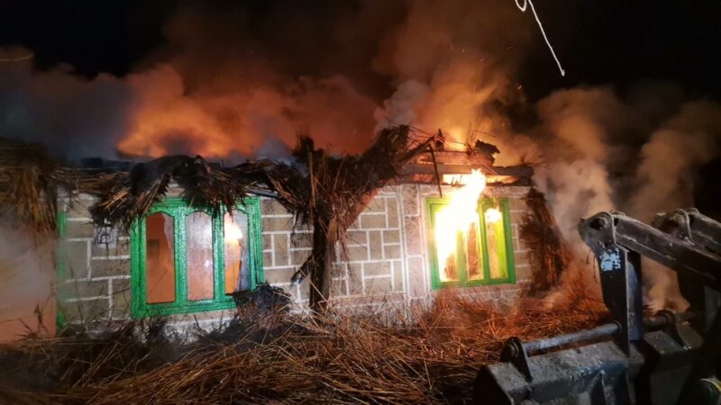 O familie dintr-un sat din inima Deltei a rămas fără casă în prag de sărbători