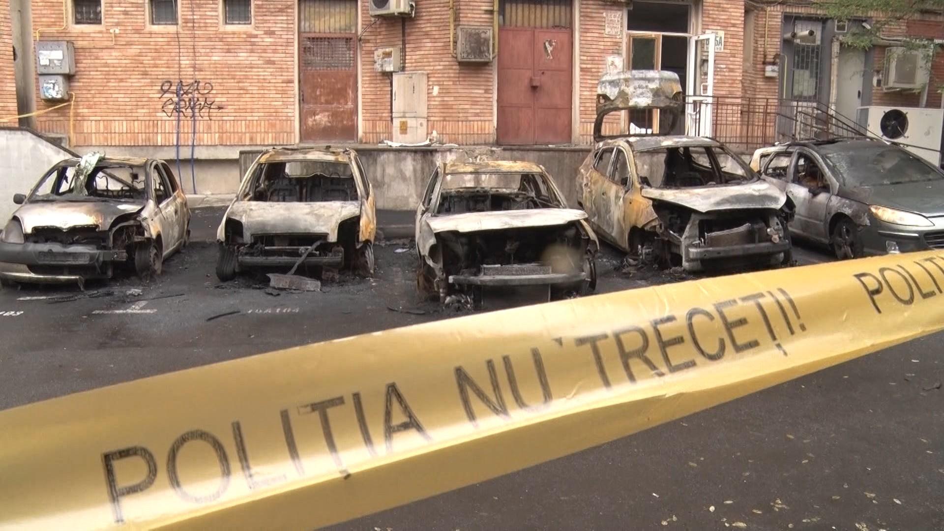 Șapte mașini au fost INCENDIATE pe două străzi adiacente. Un COPIL a fost dus la audieri sub aspectul săvârșirii infracțiunii de distrugere prin incendiere