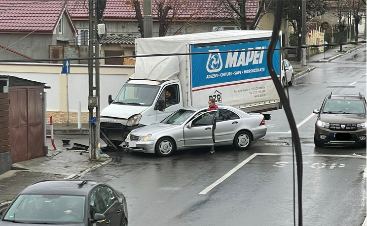 Accident în municipiul Medgidia. O persoană este rănită