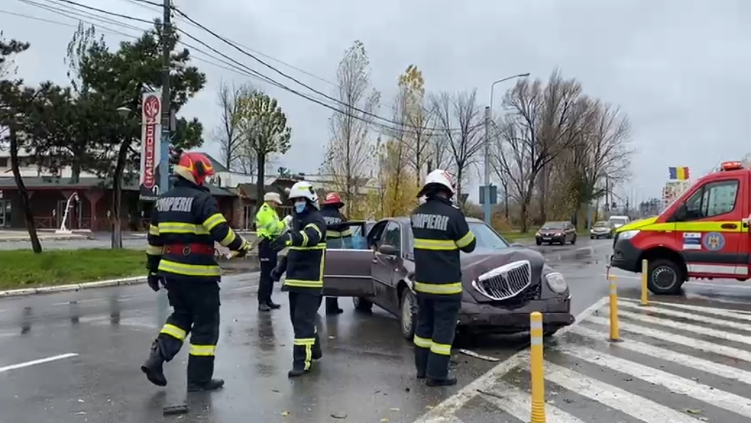 Accident grav în Mamaia: O persoană este încarcerată