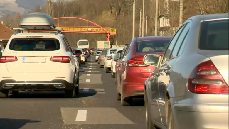 Blocaj pe Valea Prahovei. Turiștii care se întorc din vacanța de Revelion stau în coloană