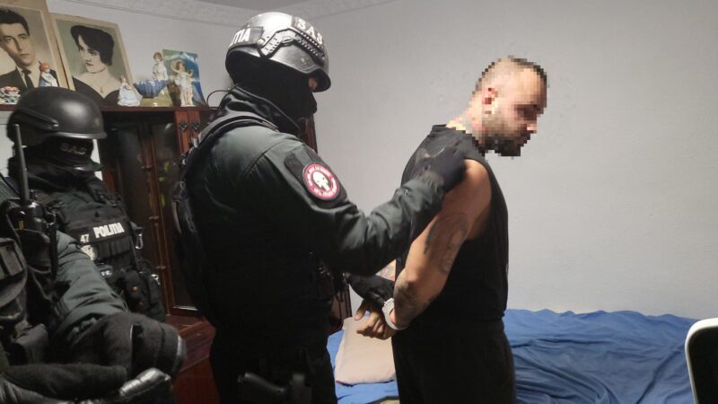 (VIDEO) Bărbat reținut de mascați după ce a amenințat un polițist pe o rețea de socializare