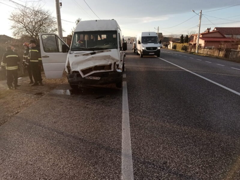 Microbuz școlar, implicat într-un accident. Șapte copii au ajuns la spital