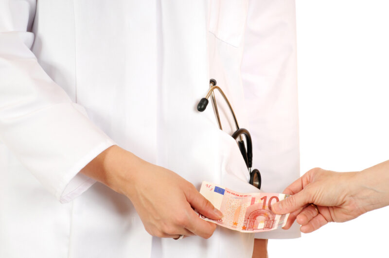 Medic de la Casa de Pensii, trimis în judecată pentru că ar fi luat a luat mită de 334 de ori